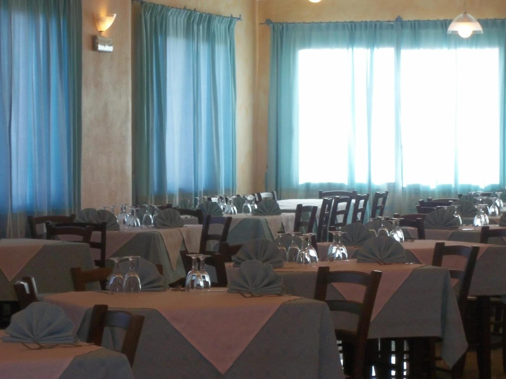 Hotel Baia Marina Orosei Restoran gambar